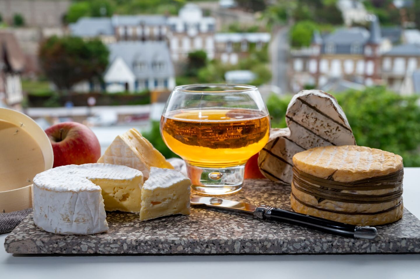 FR_Spezialitäten_aus_der_Noramndie_Calvados_Camenbert_shutterstock__2172515689.jpg