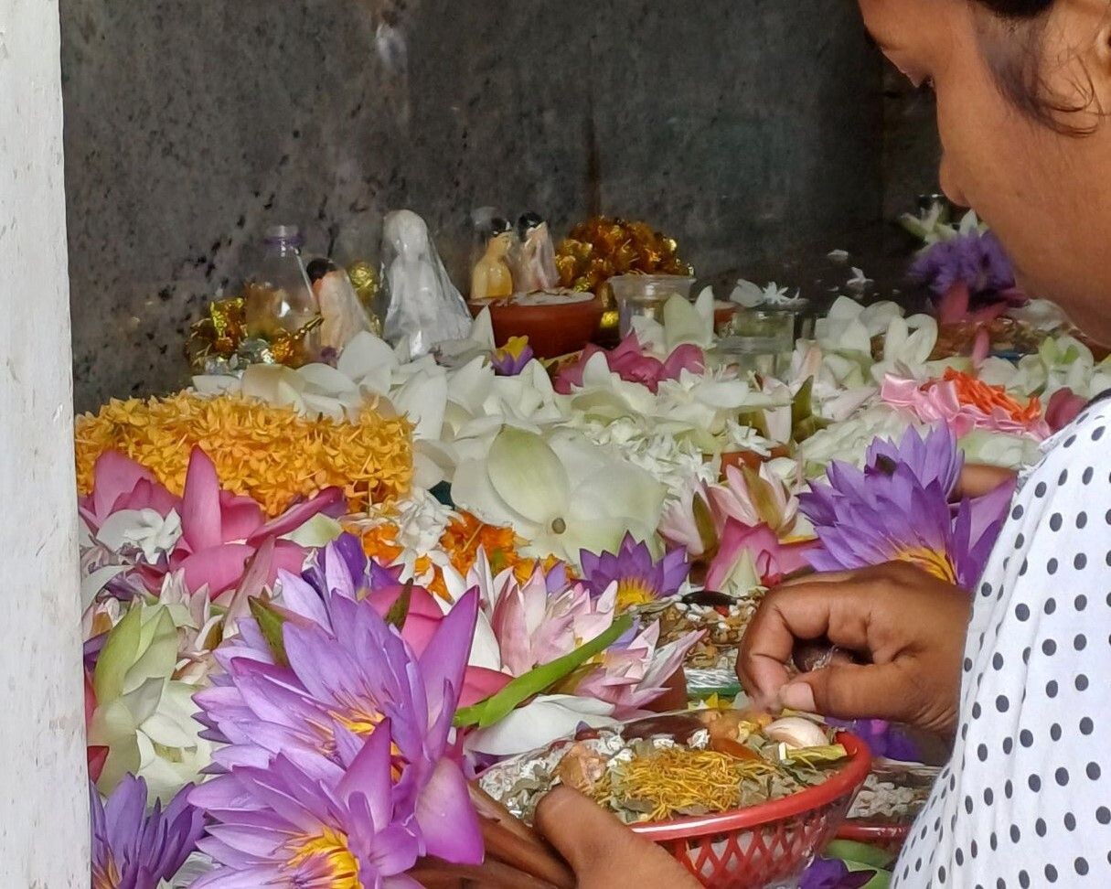 Blumenopfer_beim_Bodi_Baum
