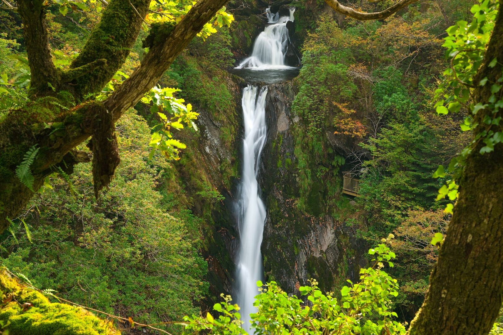 Wales_Rhaedr_Mynach_Wasserfall.jpg