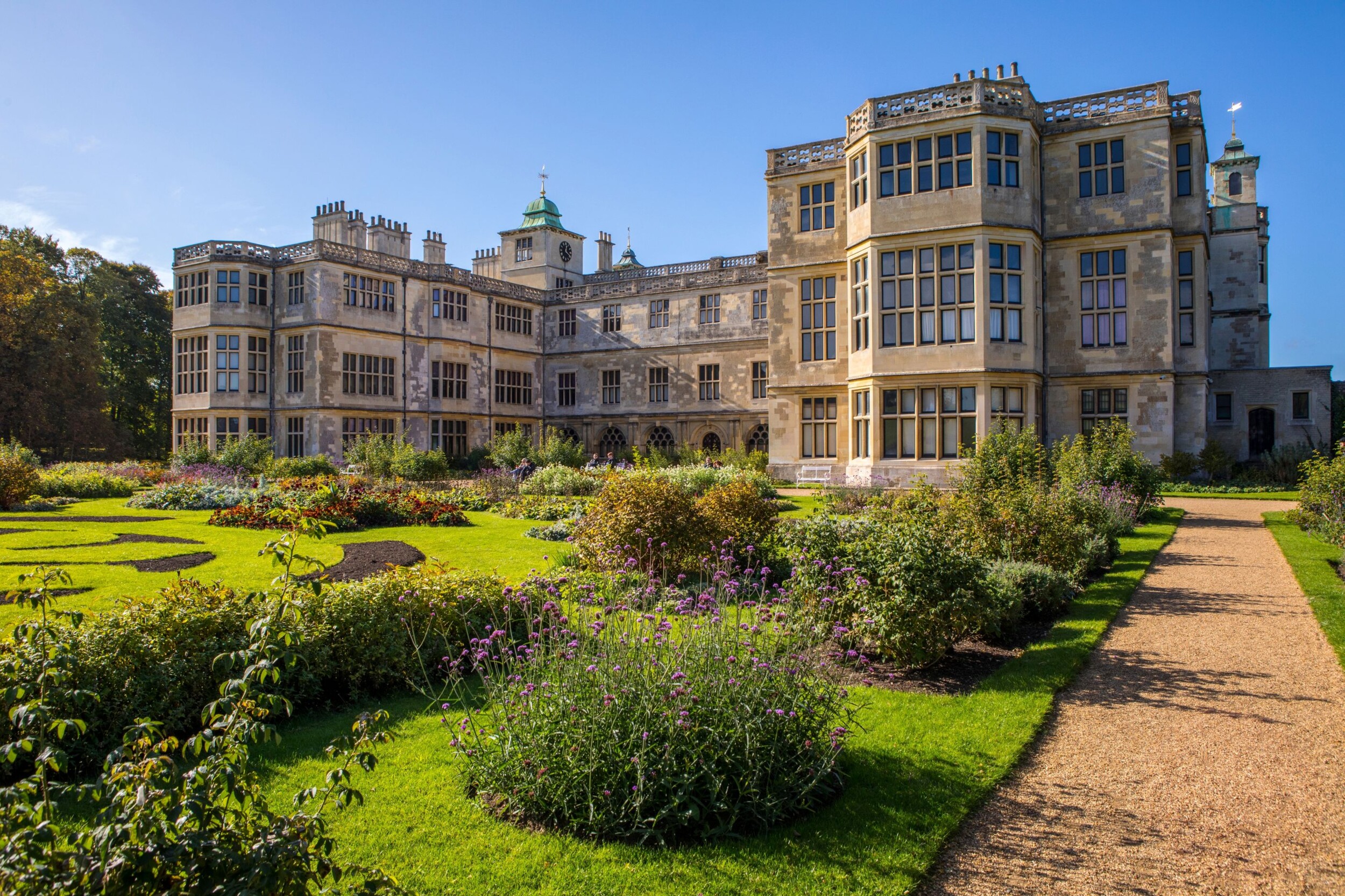 Essex_Audley_End_House_von_seinen_Gärten_shutterstock_2218446537.jpg