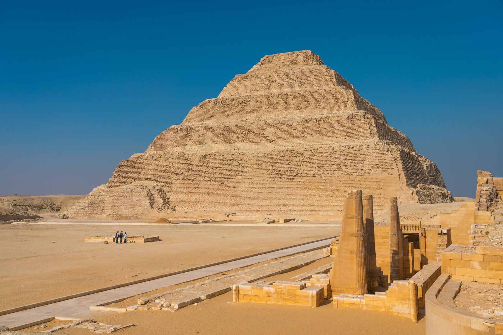 EG_Saqqara-Djoser_oder_Step_Pyramid_die_erste_Pyramide_aus_&Auml;gypten&copy;shutterstock_1683384058.jpg
