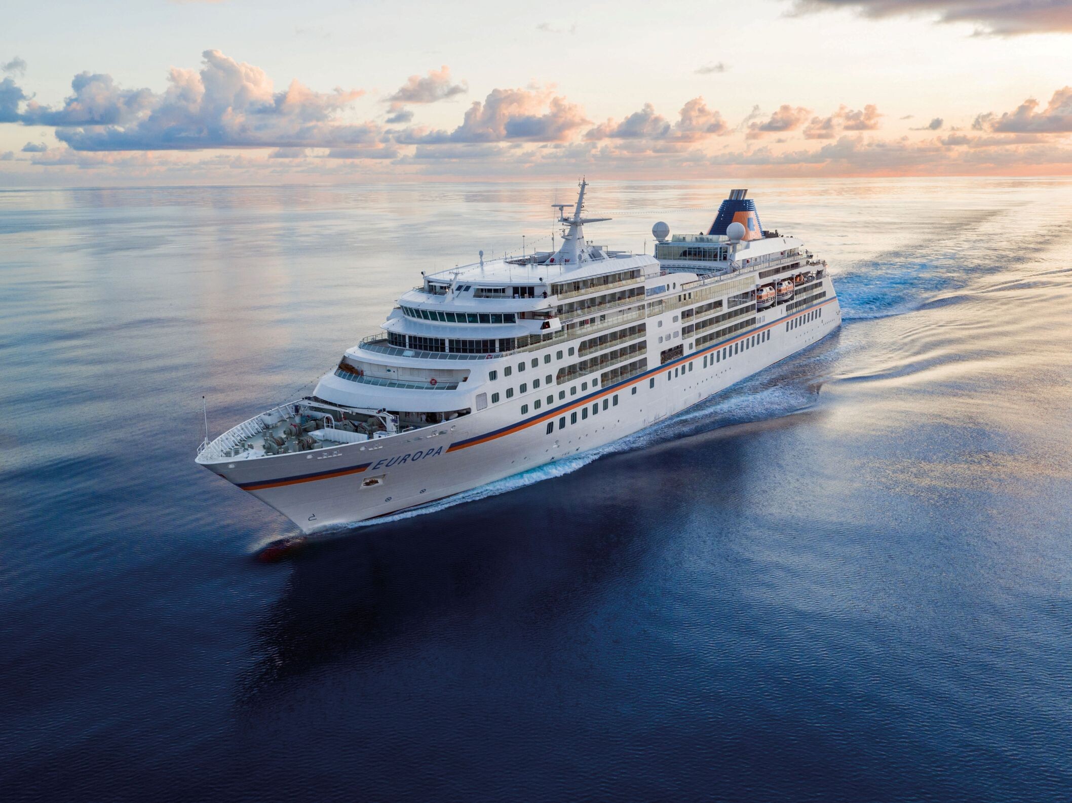 MS_EUROPA_auf_See_(c)_Hapag-Lloyd_Cruises.jpg