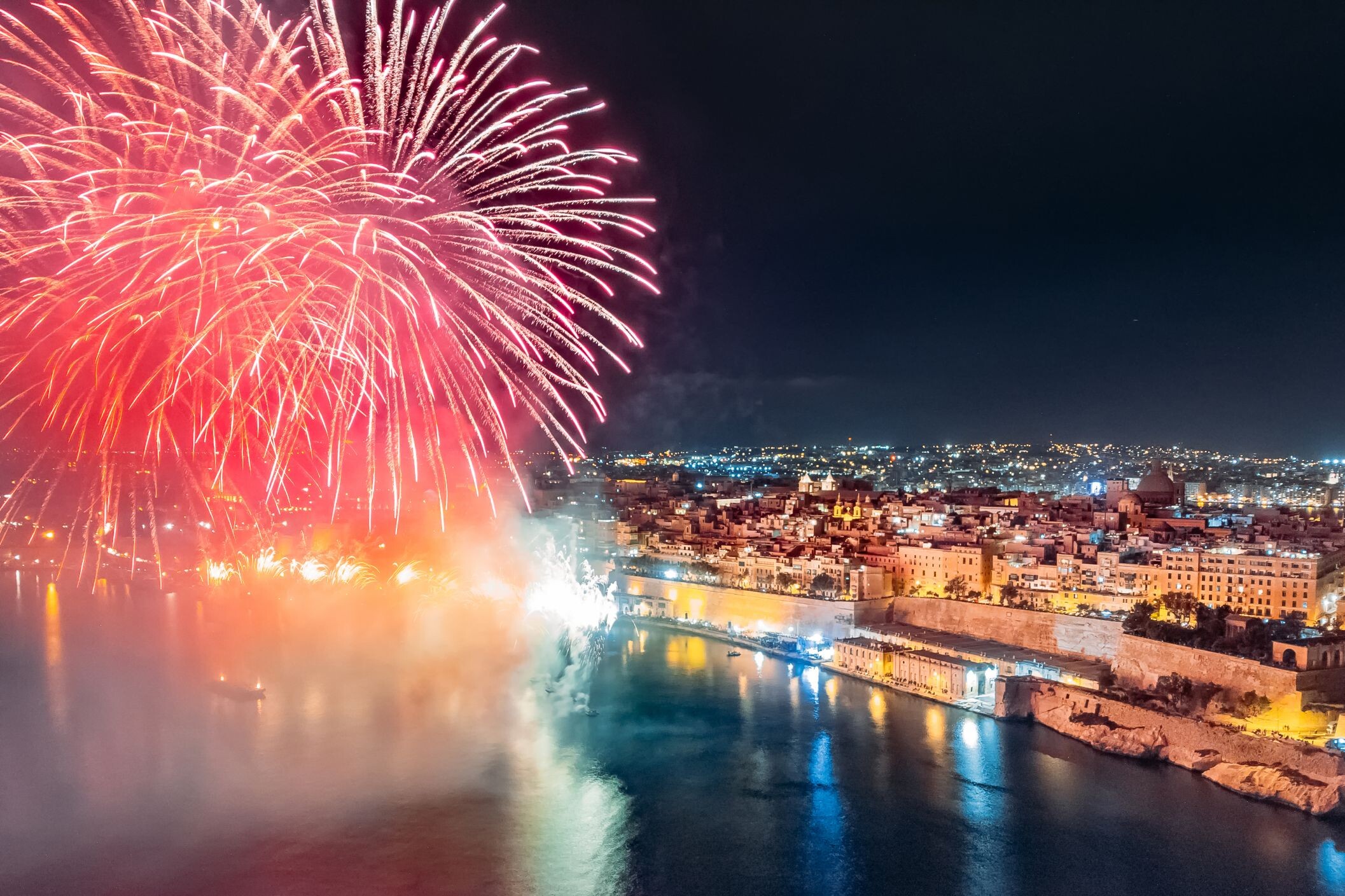 Fireworks_over_Valletta_©shutterstock.jpg