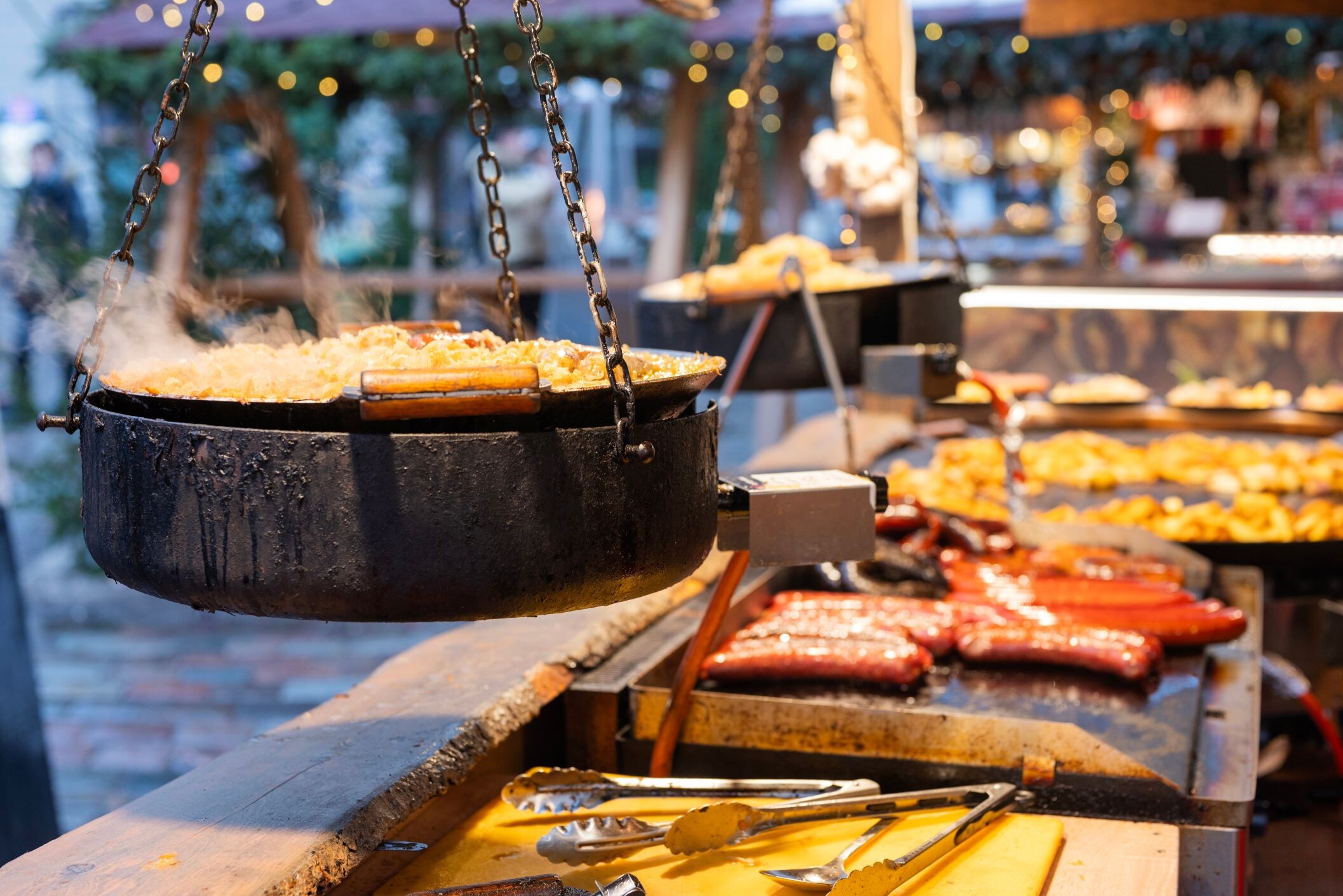 Weihnachtsmarkt_Tallinn_Foodstall_shutterstock_2526547593.jpg