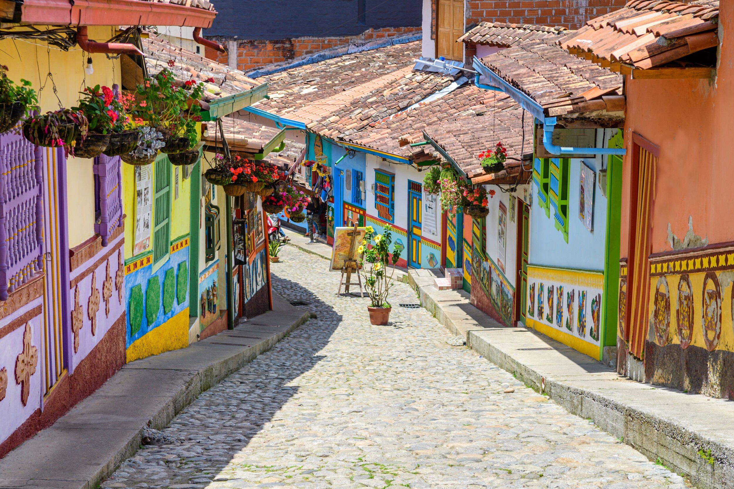 Guatape_shutterstock_2193290671.jpg