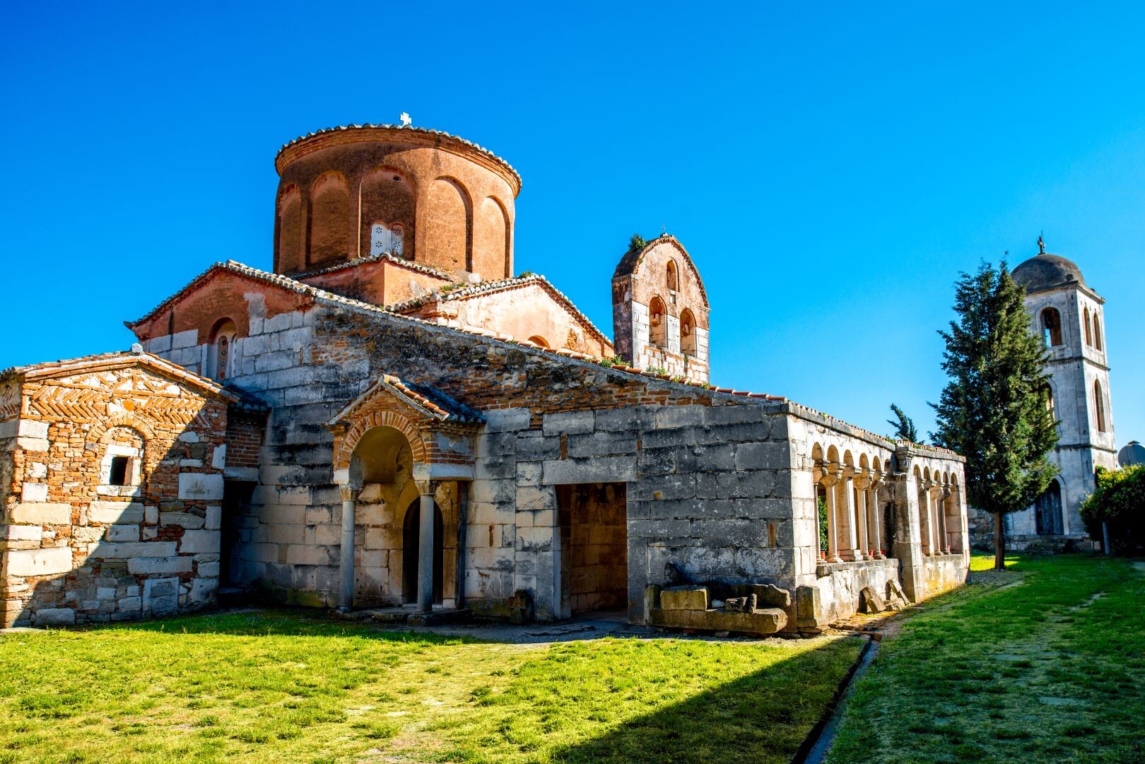Albanien_Kloster_und_die_Kirche_der_Heiligen_Maria_im_Archäologischen_Park_Apollonia.jpg