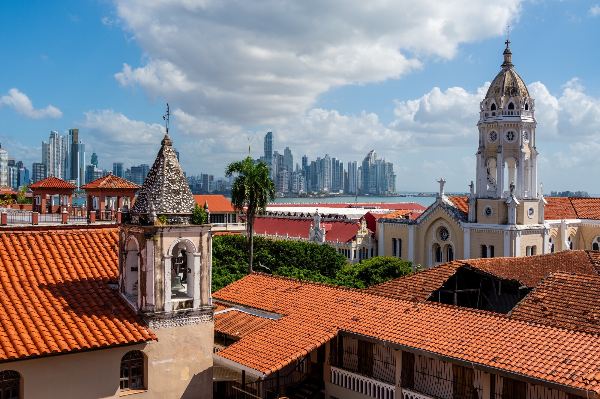Panama_City_shutterstock_2601187933.jpg