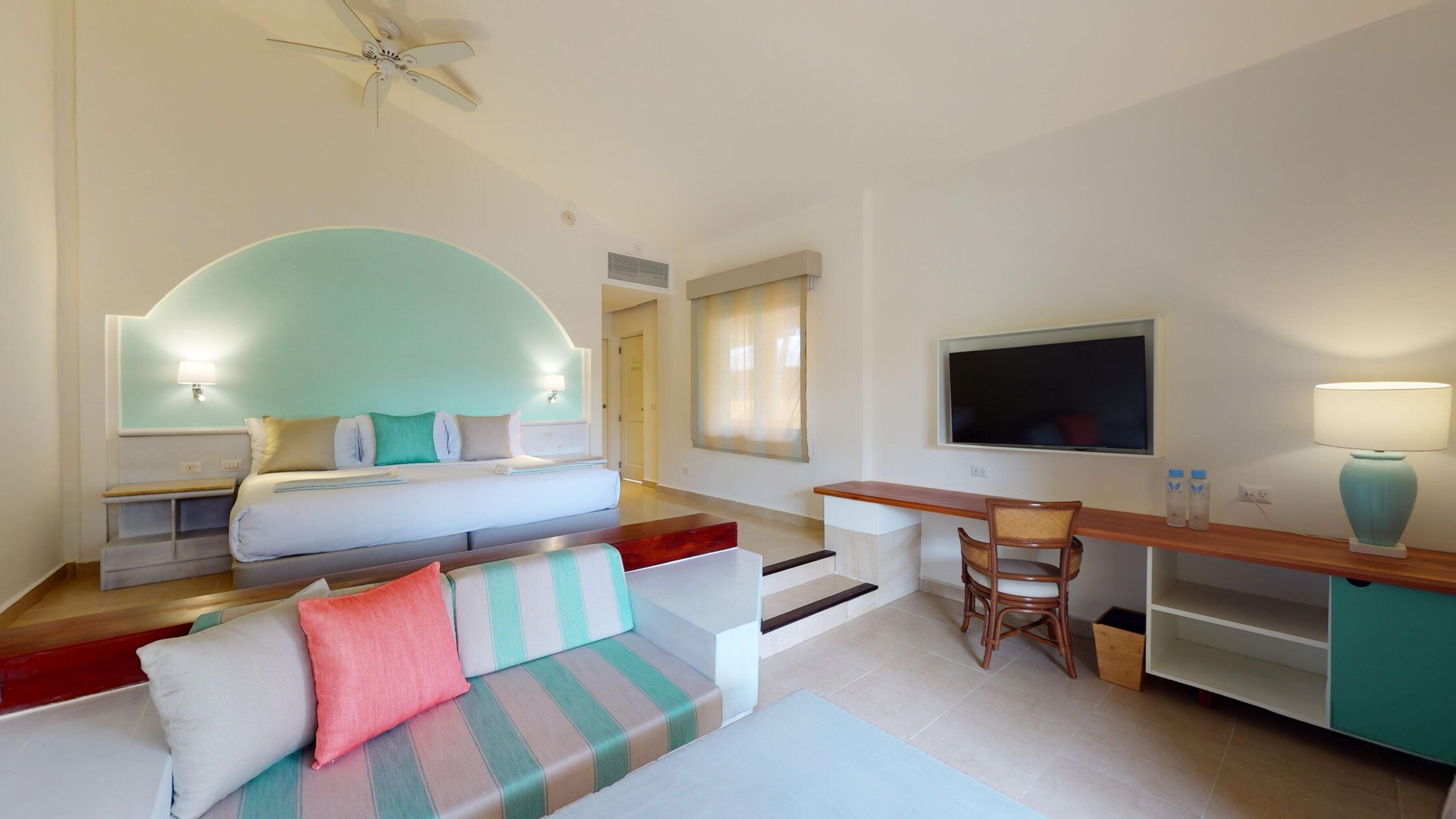 Juniorsuite_Tropical_View_66eb5bb41421f948517577.jpg