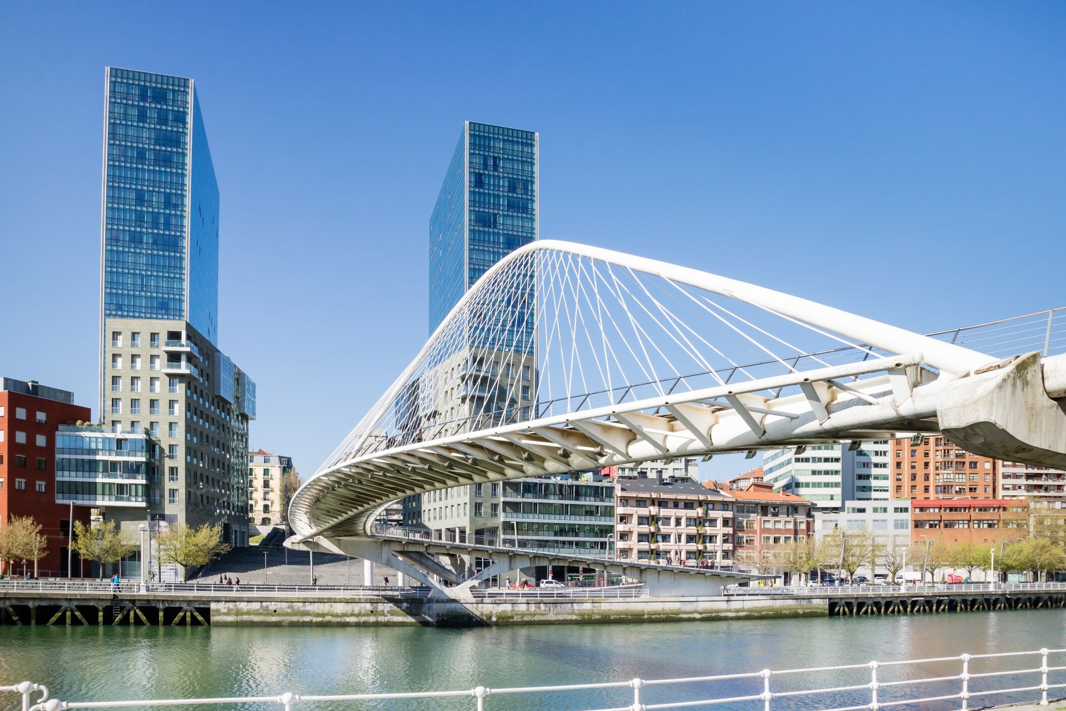 Bilbao-ZubizuriBrücke@shutterstock.jpg