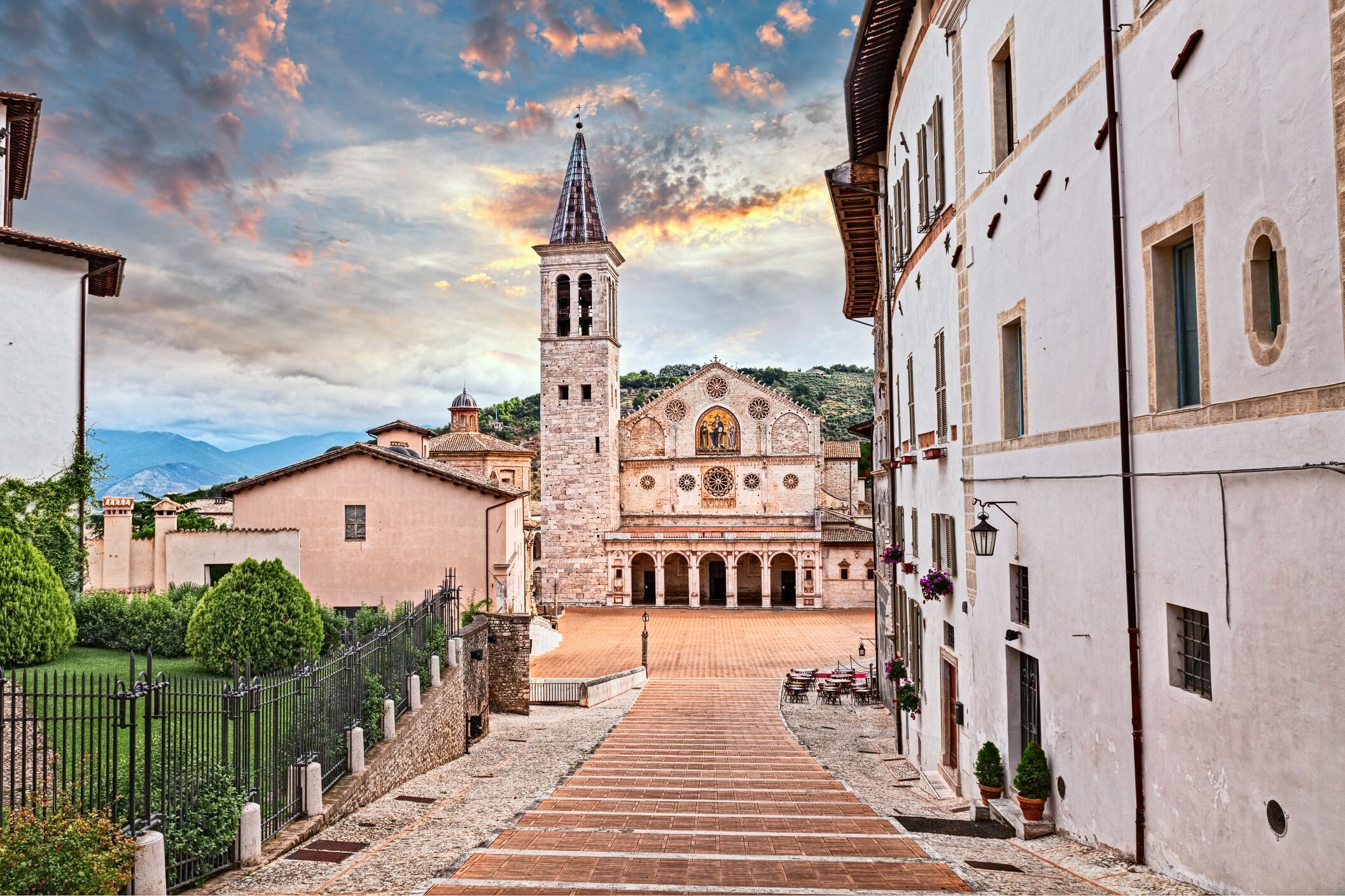 Kathedrale_Santa_Maria_Assunta_Spoleto©shutterstock.jpg