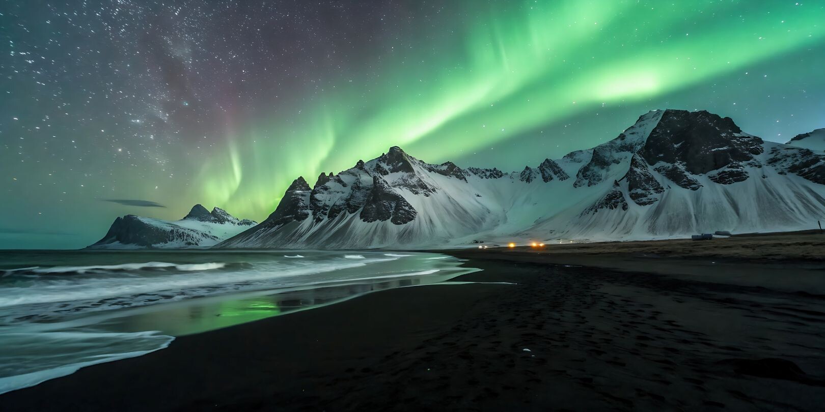 Reynisfjara__schwarzen_Sandstrand_shutterstock_2643564029.jpg