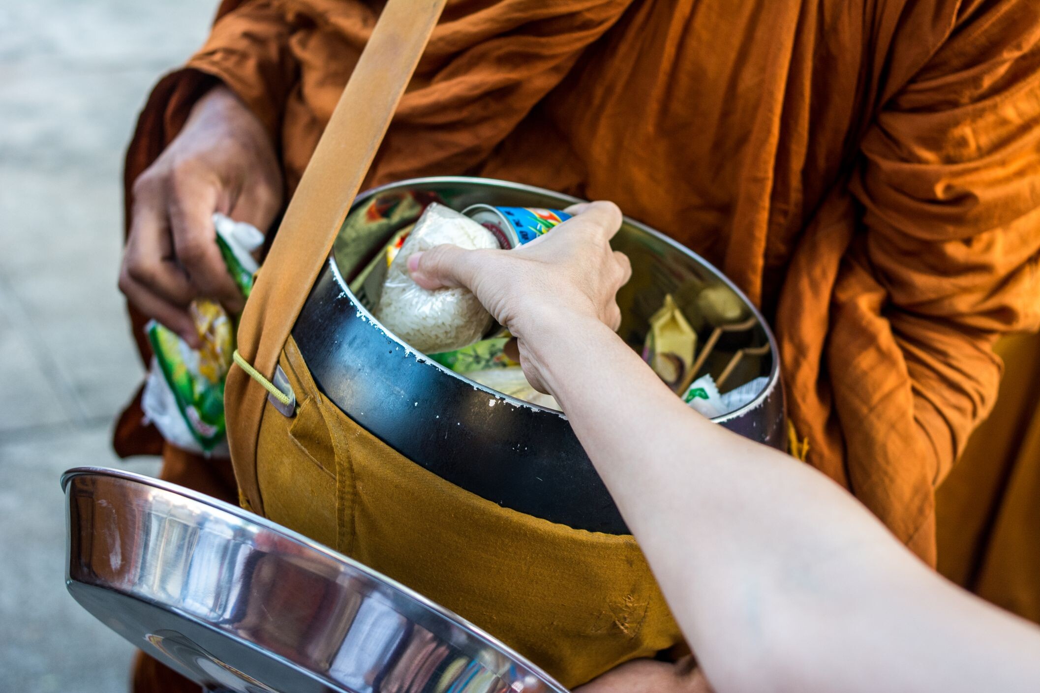Opfergabe_an_Mönch_Luang_Prabang_©shutterstock.jpg