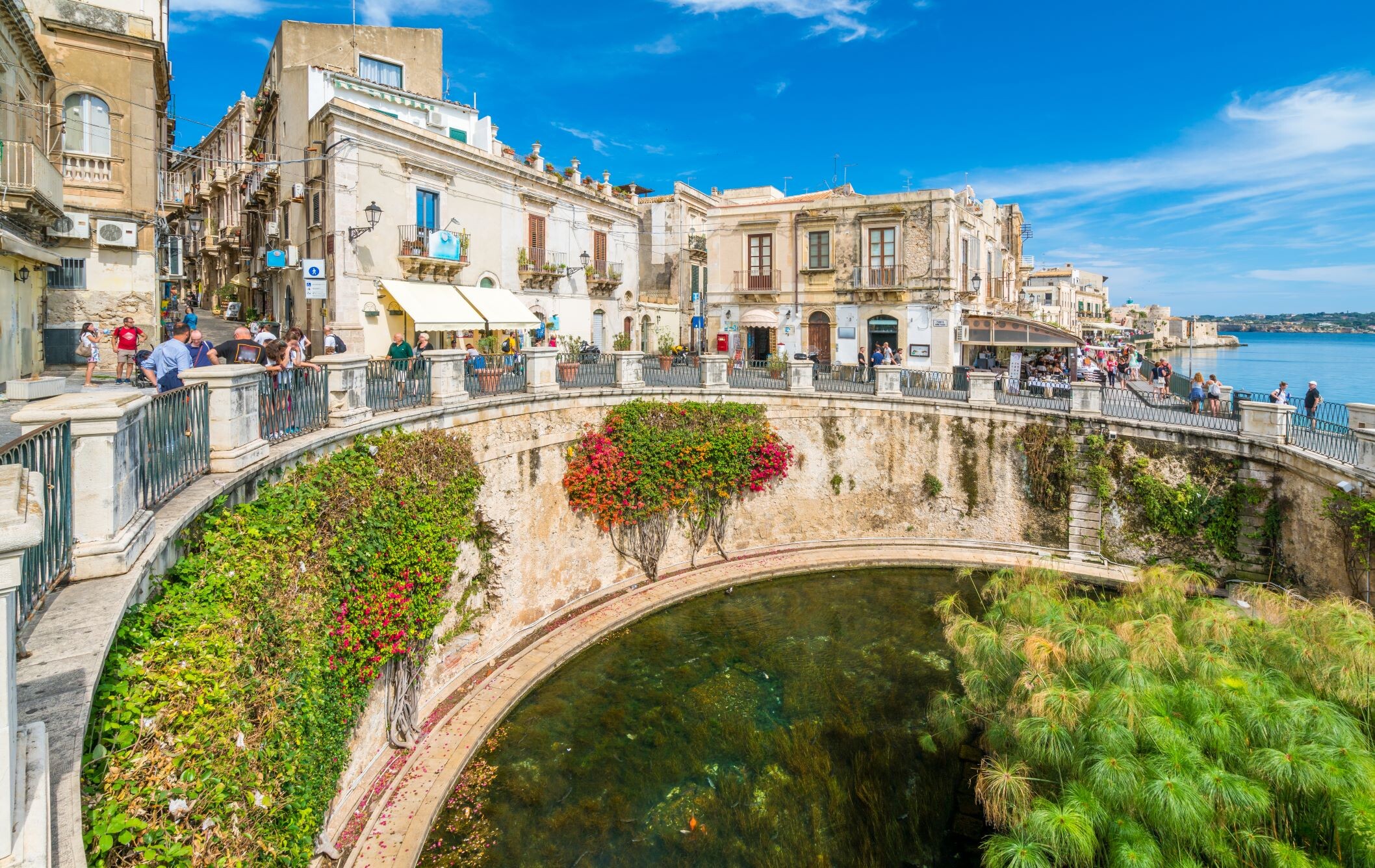 Syrakus-Brunnen-von-Arethusa-und-Siracusa©shutterstock.jpg