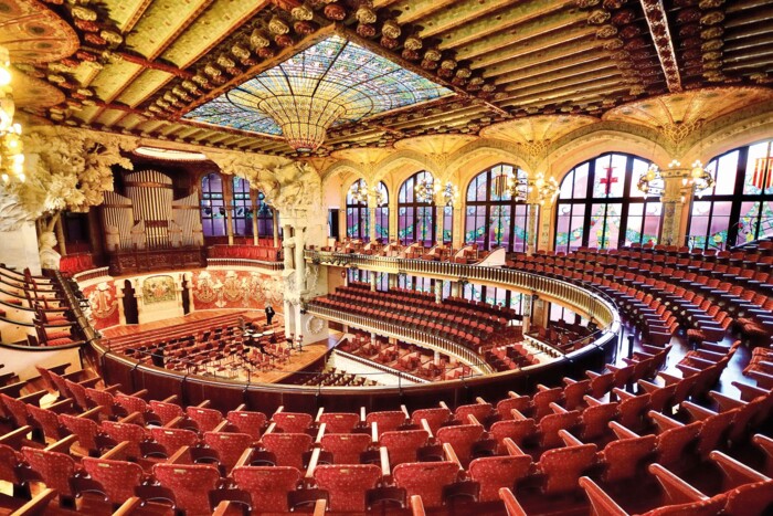 Palau_de_la_M&uacute;sica_-_vom_Architekten_Llu&iacute;s_Dom&egrave;nech_i_Montaner_entworfen,_ist_er_ein_Meisterwerk_des_kata.jpg