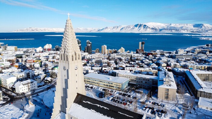 Schneebedeckte_Reykjav&iacute;k_mit_Hallgrimskirkja,_shutterstock_2704420087.jpg