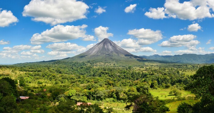 Costa_Rica_Arenal_Vulkan_shutterstock_2202756017_(1).jpg