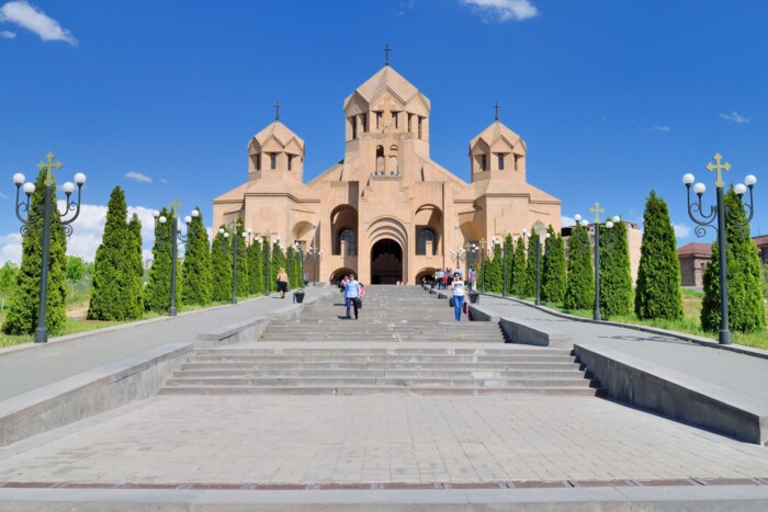 AM_Yerevan_Kathedrale_St._Gregor_der_Erleuchter_41167169_123rf.jpg