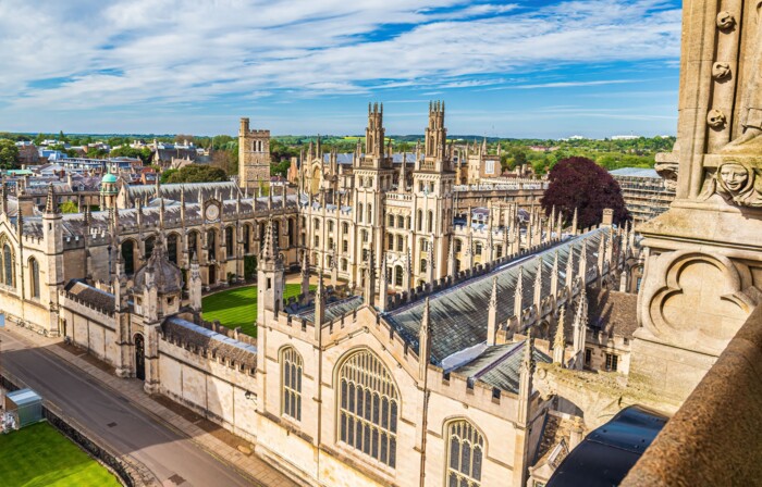 Cambridge_University_und_Kings_College_Chapel_shutterstock_2450385043.jpg